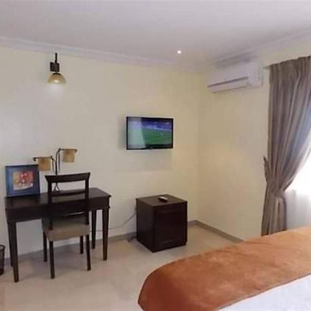Room In Lodge - Choice Suites 111 Formerly Crown Cottage Hotel Ikeja Exteriér fotografie
