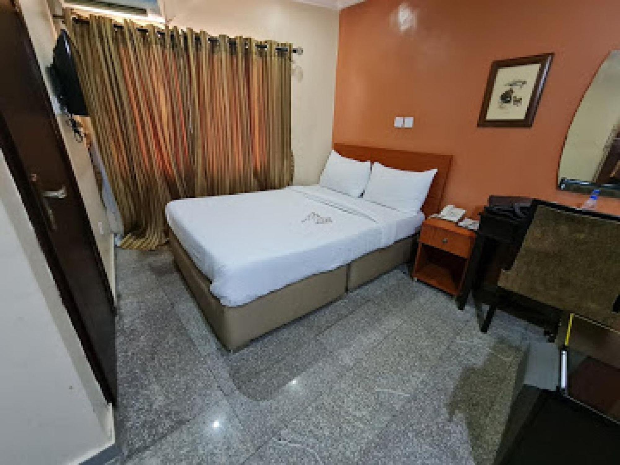 Room In Lodge - Choice Suites 111 Formerly Crown Cottage Hotel Ikeja Exteriér fotografie